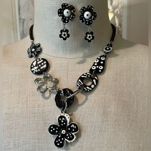 Beautiful Black & White Flower Style Necklace Set W/Clip Earrings